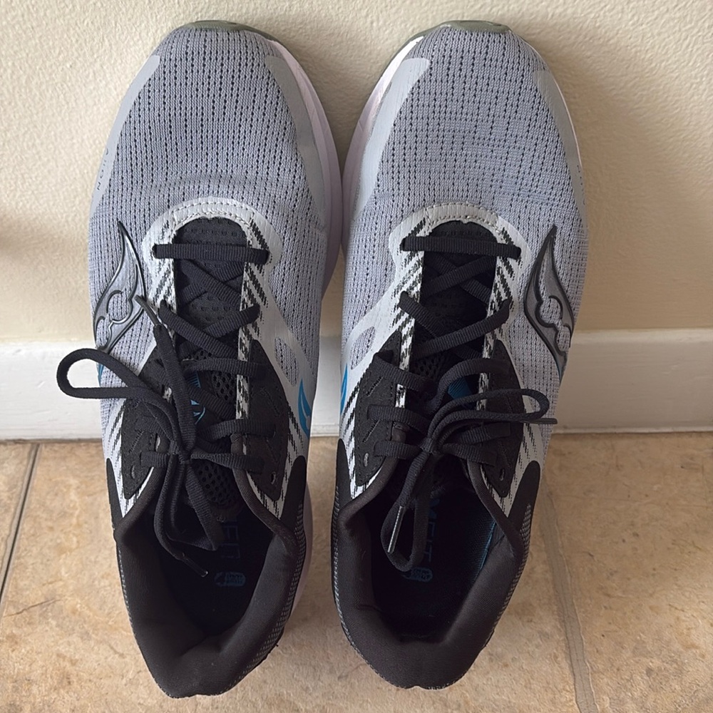 Men Saucony running shoes